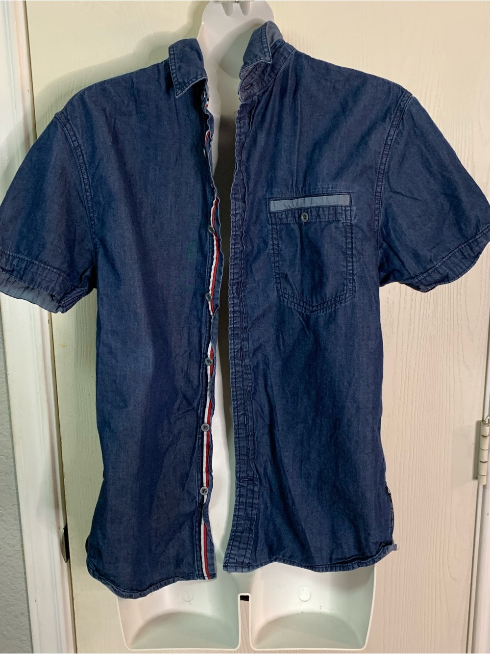 Guess Men's Short-Sleeve Denim Button-Up Shirt Navy. SZ Small. EC